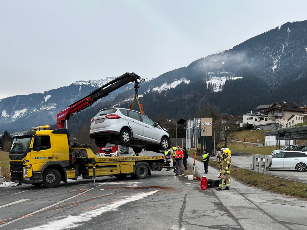 Schwerer Verkehrsunfall B311 - Freiwillige Feuerwehr Saalfelden
